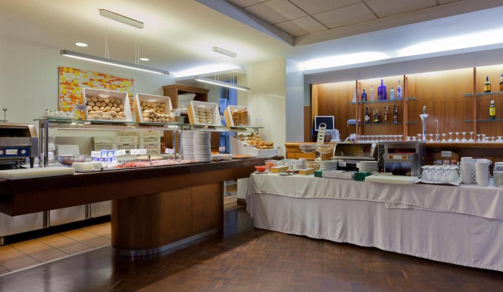 Comida en o cerca de este hotel