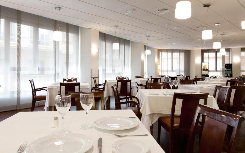 Un restaurante o sitio para comer en Hotel Don Curro