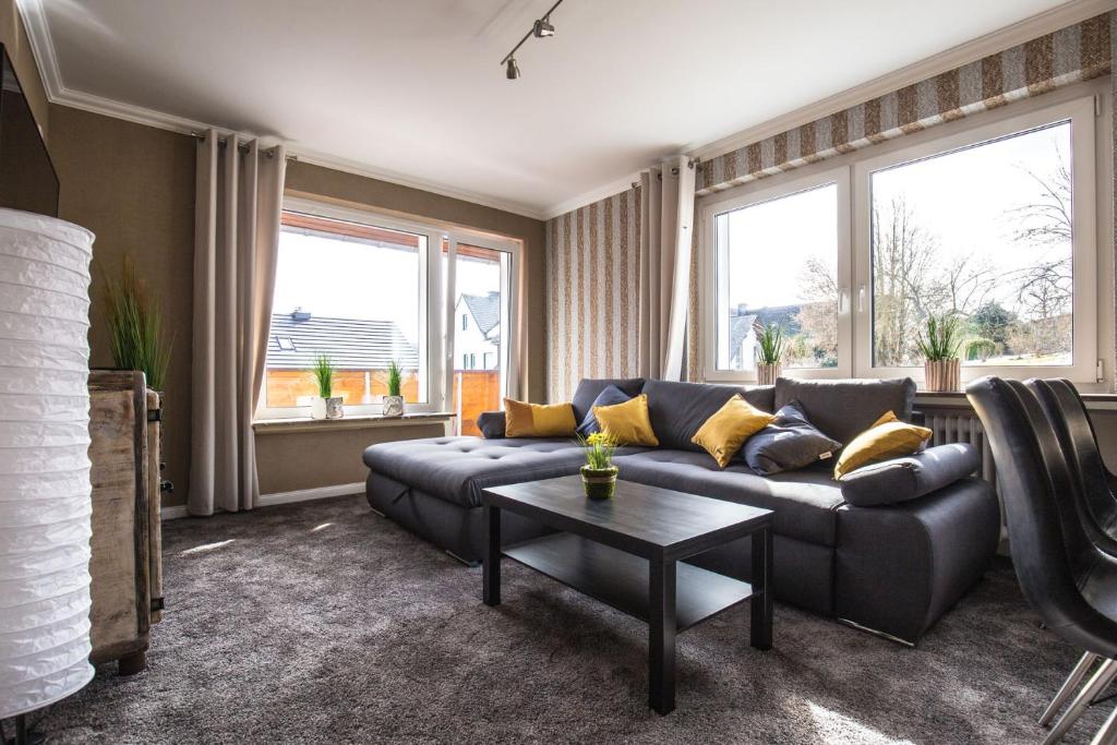 uma sala de estar com um sofá e uma mesa em Landhaus Heinrichs Willingen em Willingen
