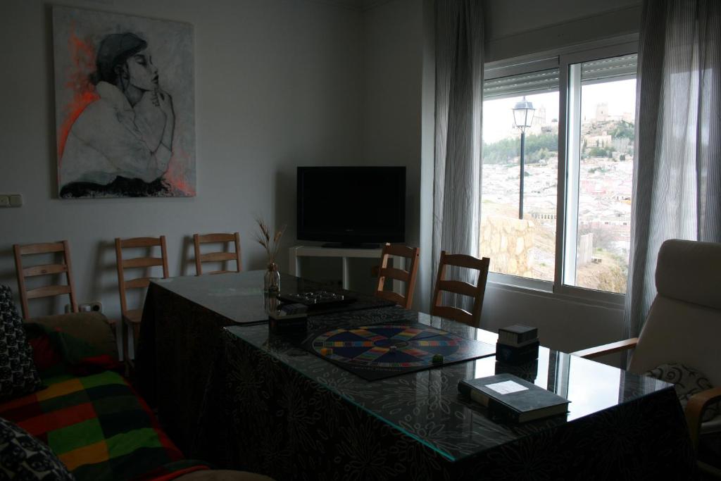 Una sala de estar con una mesa y un televisor. en Mirador Tierra de Frontera, en Alcalá la Real