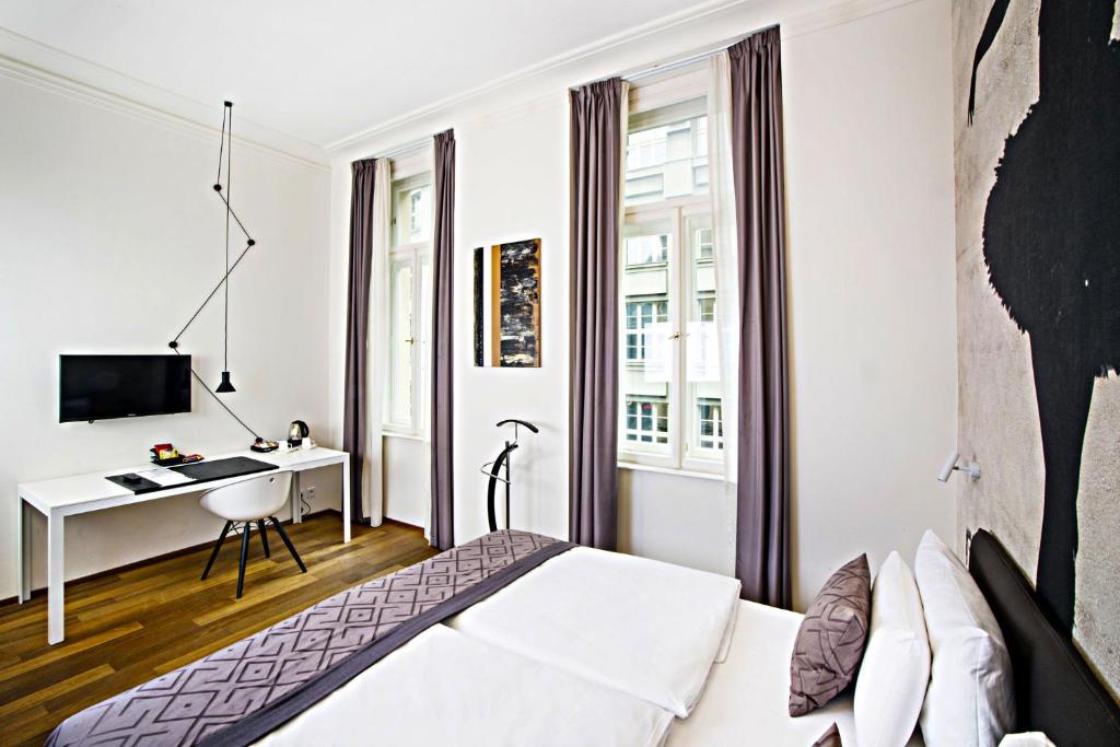 TV a/nebo společenská místnost v ubytování Hotel Golden Crown