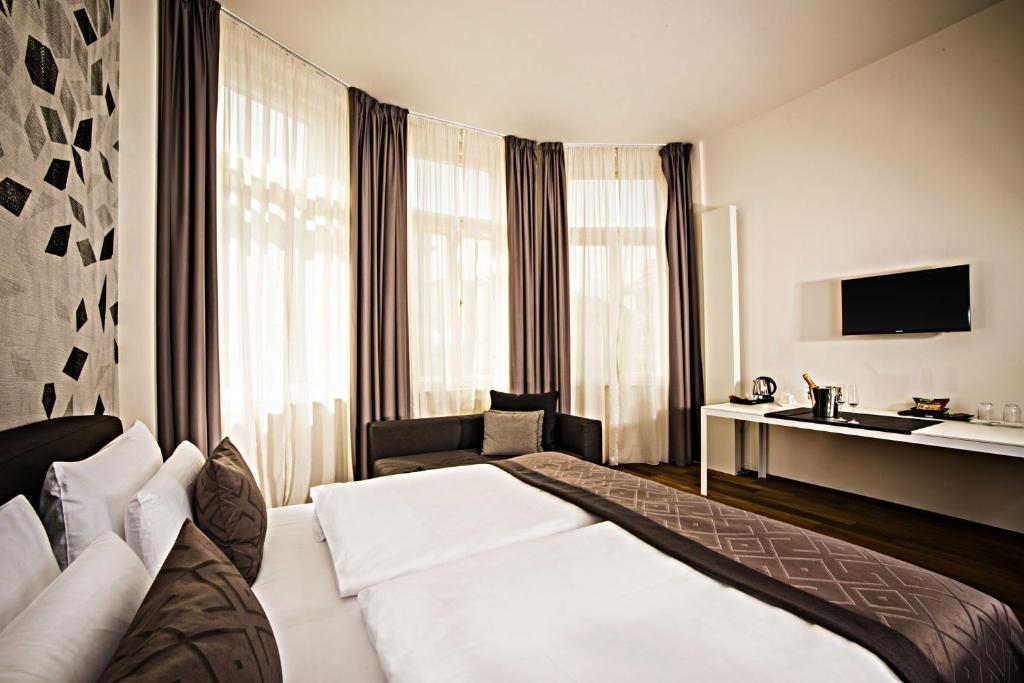 TV a/nebo společenská místnost v ubytování Hotel Golden Crown