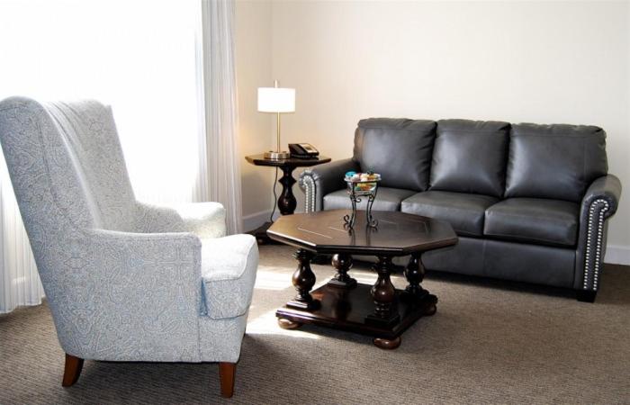 a living room filled with furniture and a couch at Hotel Bentley in Alexandria