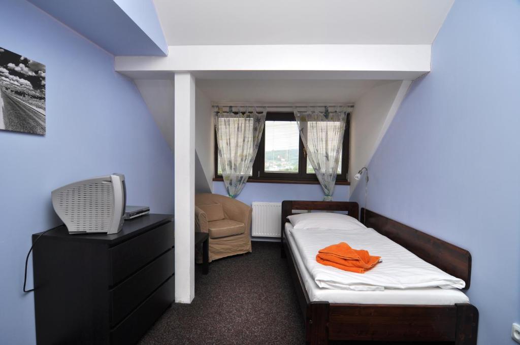 Postel nebo postele na pokoji v ubytování Hotel U Zlatého býka