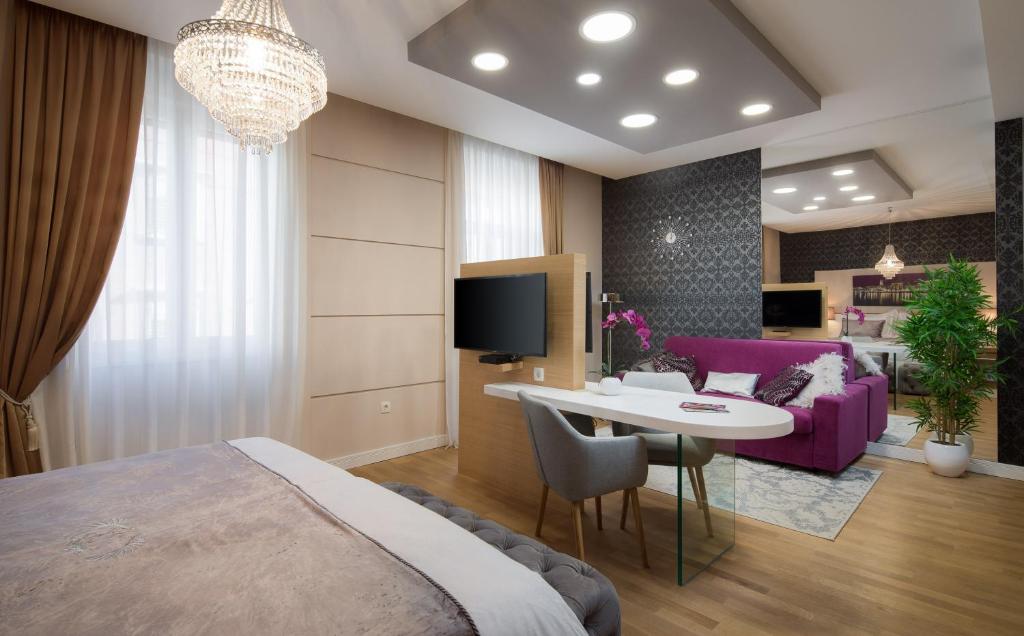 TV a/nebo společenská místnost v ubytování VIP Rooms