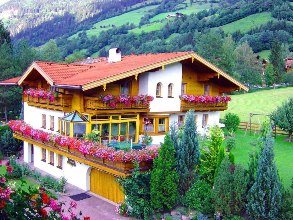 dom z kwiatami na boku w obiekcie Gästehaus ALPINA w mieście Dorfgastein