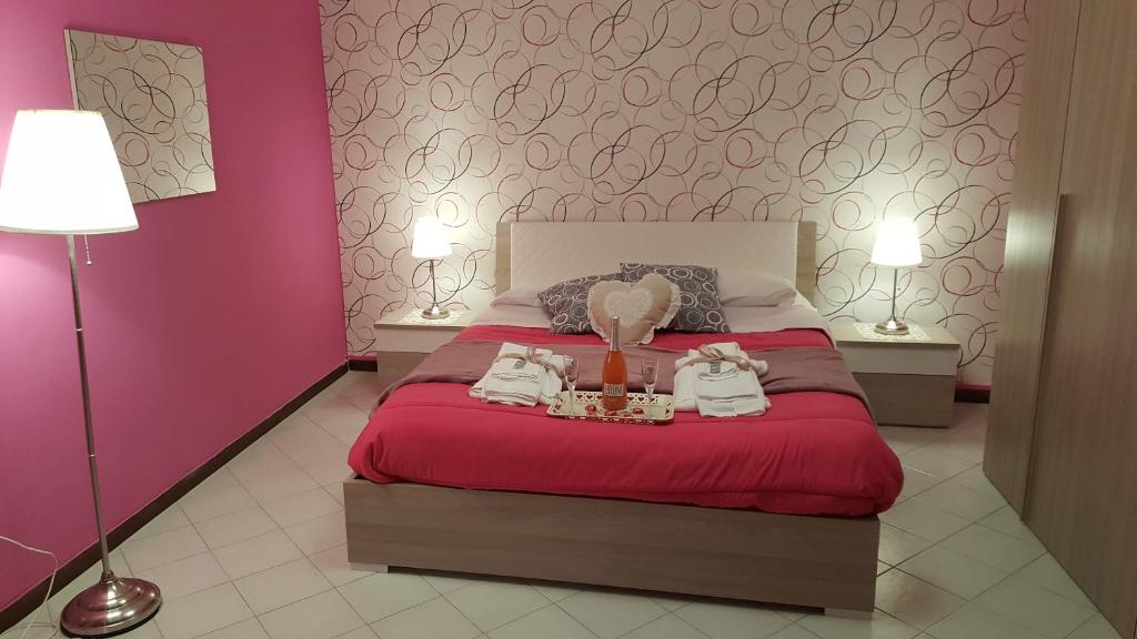 una camera da letto con un letto con due cestini sopra di B&B Casa William a Castellammare di Stabia