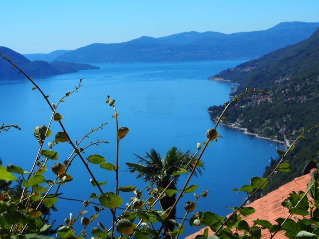 vista su un lago con montagne sullo sfondo di Casa ai Ghiri a Cannero Riviera