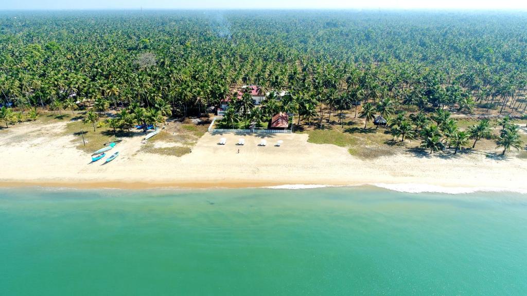 eine Luftansicht einer Insel im Meer in der Unterkunft Veda5 Ayurveda Living Village in Thrissur