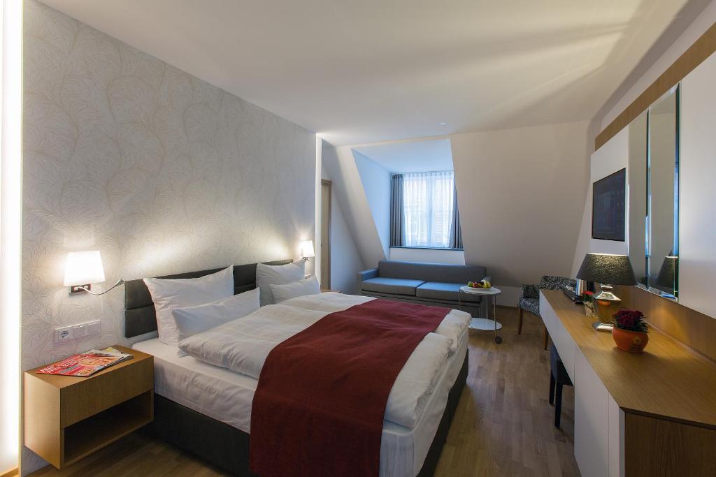 Postel nebo postele na pokoji v ubytování Hotel am Schrannenplatz