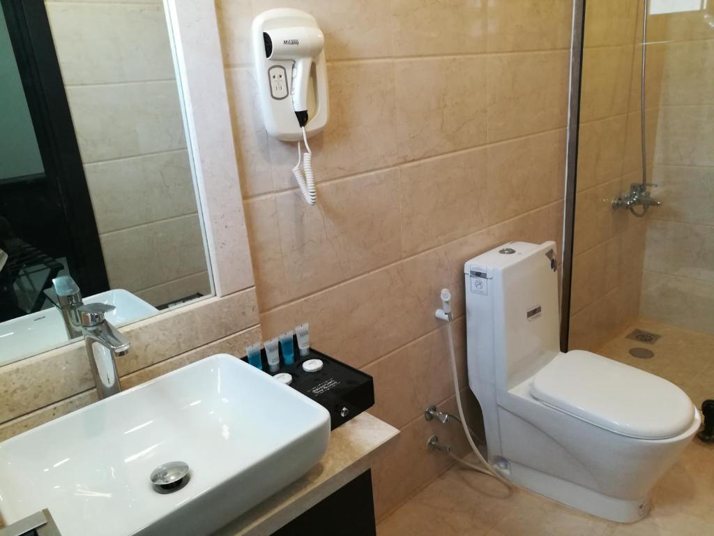 Koupelna v ubytování Tanuf Residency Hotel