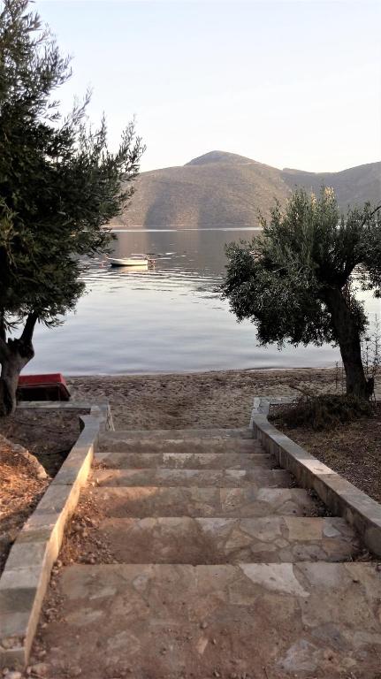 Fotografia z galérie ubytovania Waterfront Mediterranean Villa v destinácii Skroponeria