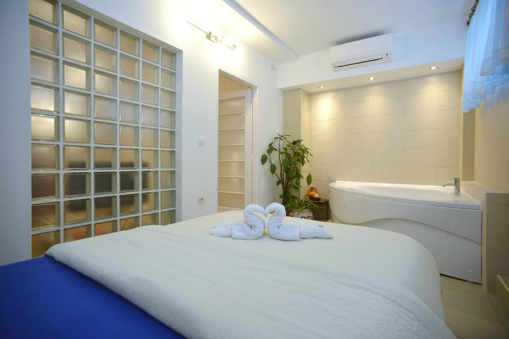 2 toallas encima de una cama en el baño en Apartment Hermes, en Belgrado