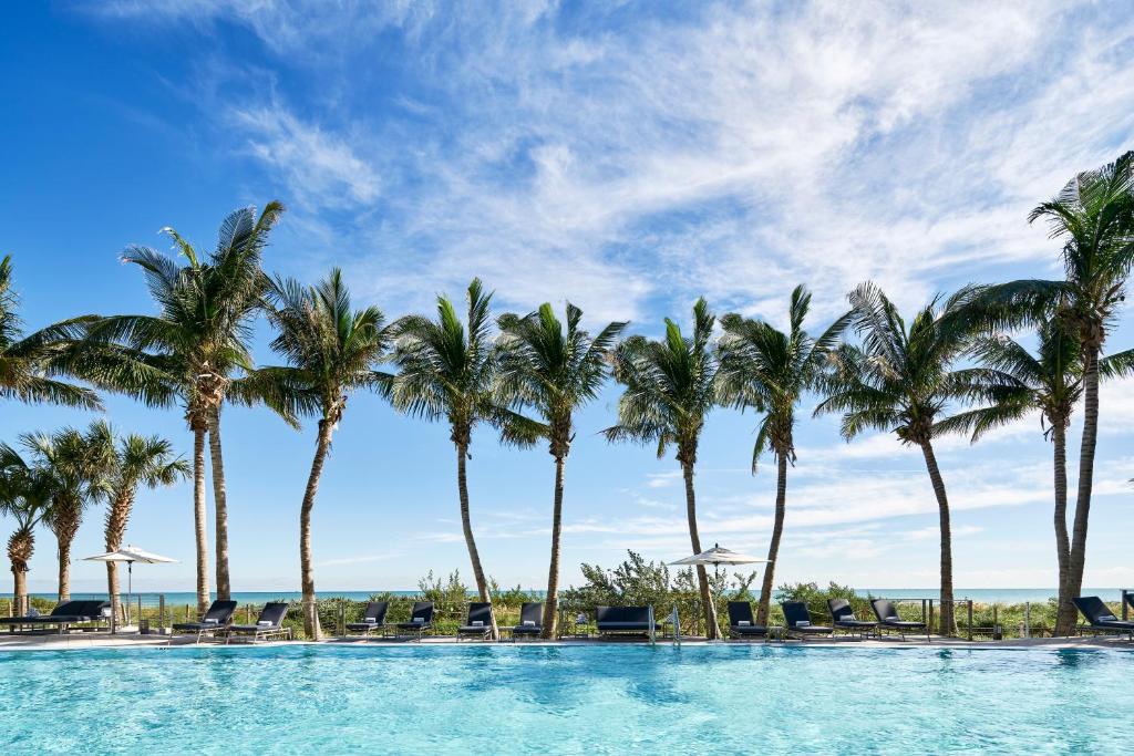 Bazén v ubytování Carillon Miami Wellness Resort nebo v jeho okolí