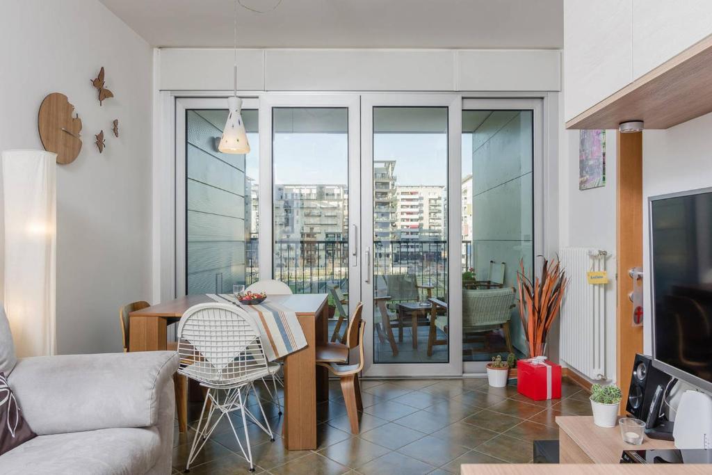 een woonkamer met een bank en een tafel bij Appartamento Gassman - Holiday Apartment in Milano in Milaan