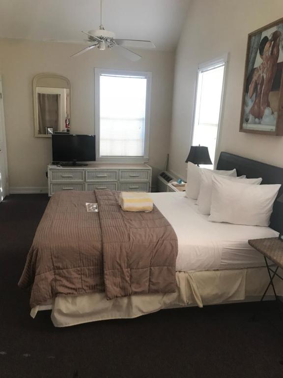 Letto o letti in una camera di New Orleans House - Gay Male Adult Guesthouse