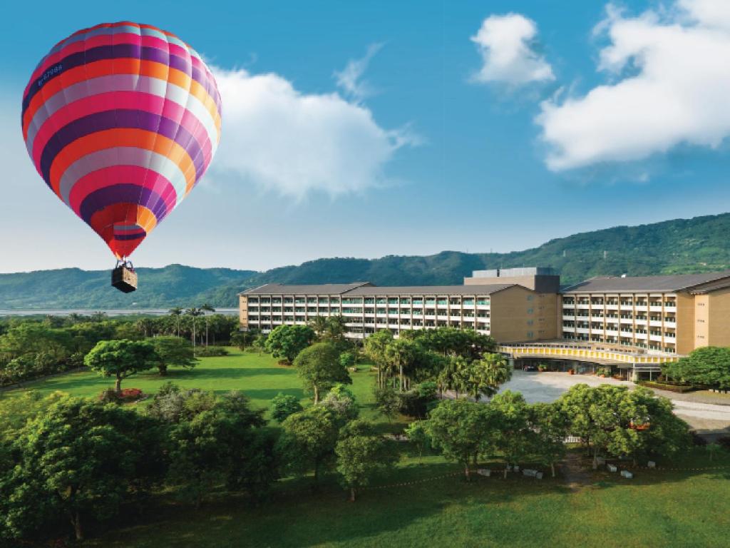 un globo de aire caliente volando sobre un edificio en Luminous Hot Spring Resort & SPA, en Luye