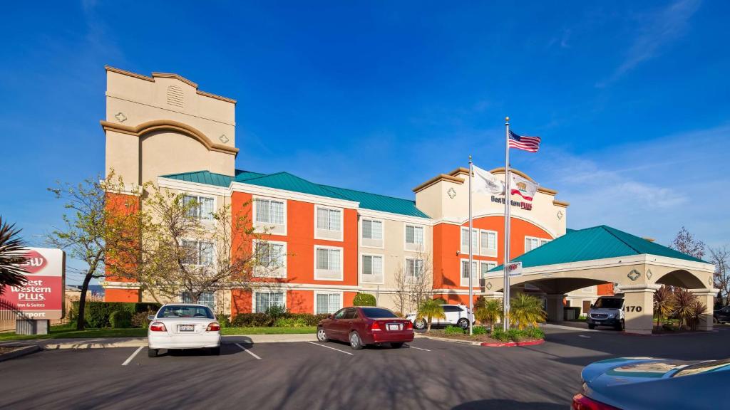 un hotel con coches estacionados en un estacionamiento en Best Western Airport Inn & Suites Oakland, en Oakland