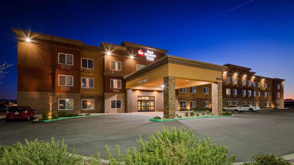 a hotel with a parking lot at night at Best Western Plus Desert Poppy Inn in Lancaster