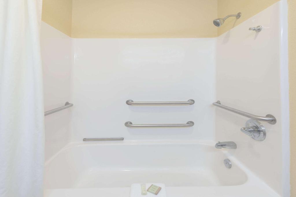 Super 8 by Wyndham Martinsville - 2 Queen Beds Room - Disability Access/Non-Smoking