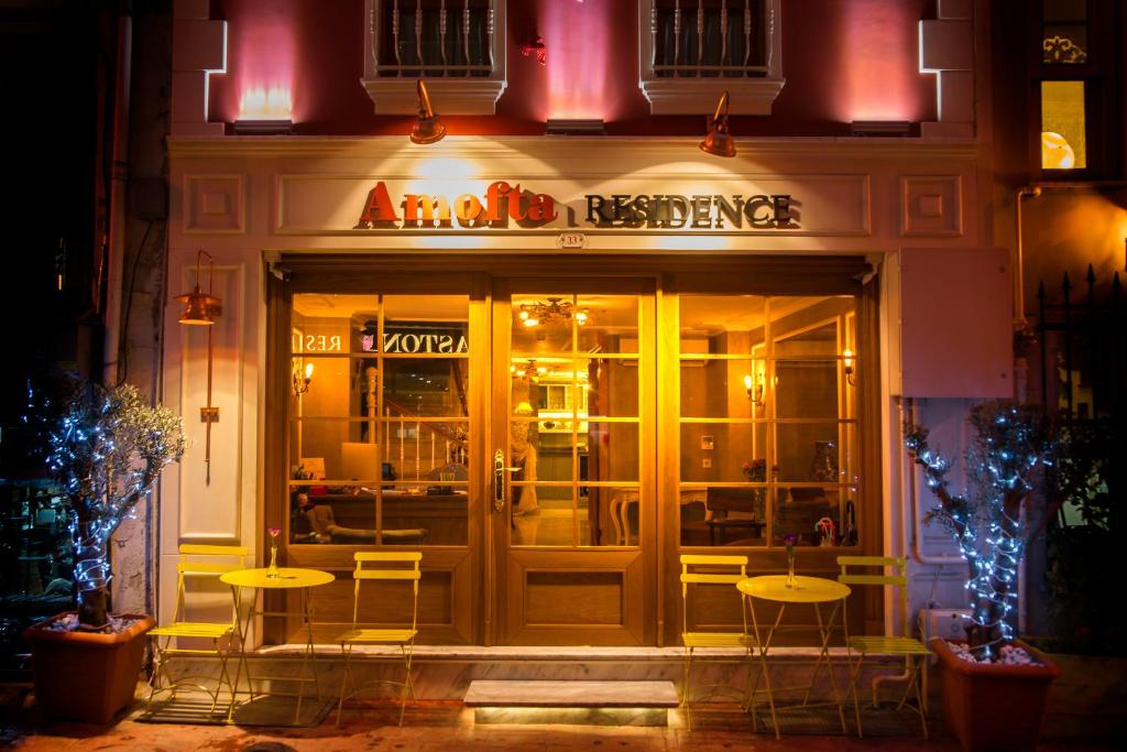 ein Restaurant mit Tischen und Stühlen im Freien bei Nacht in der Unterkunft Amofta Hotel Taksim in Istanbul