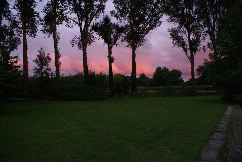 Východ nebo západ slunce při pohledu z bed and breakfast nebo okolí