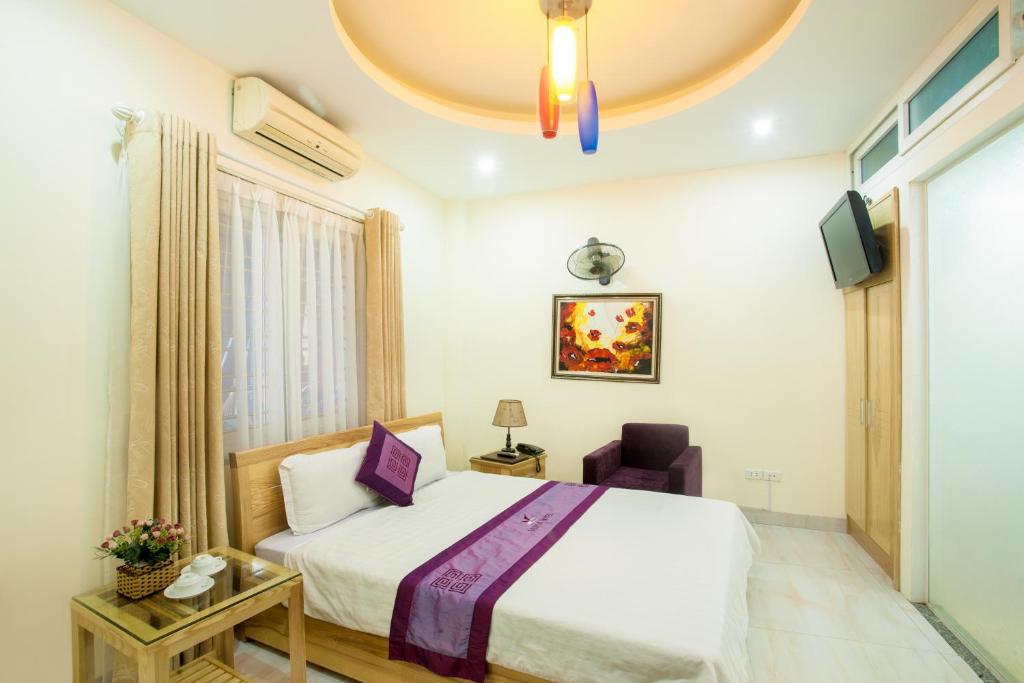 Postel nebo postele na pokoji v ubytování Venus Hotel Ha Noi
