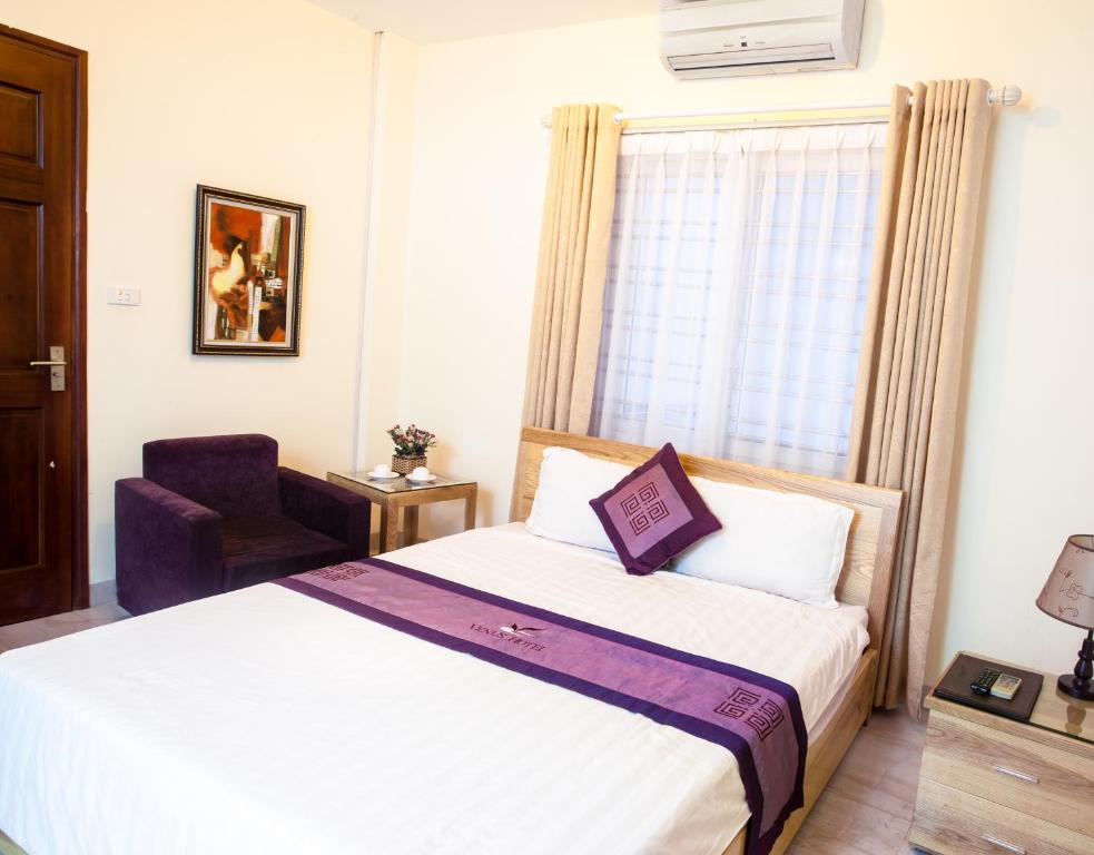 Postel nebo postele na pokoji v ubytování Venus Hotel Ha Noi