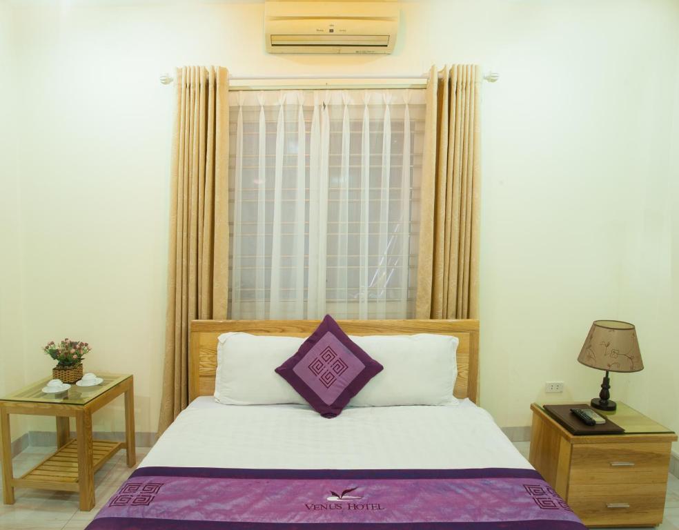 Postel nebo postele na pokoji v ubytování Venus Hotel Ha Noi