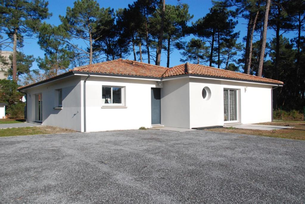 una piccola casa bianca con vialetto di Villa Donosti Chambres d'Hôtes a Lanton