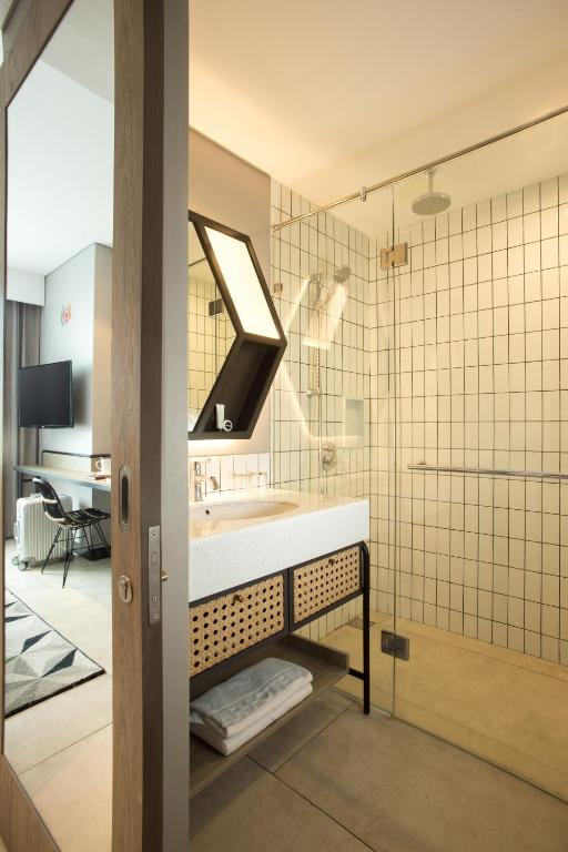 Koupelna v ubytování ARTOTEL Yogyakarta