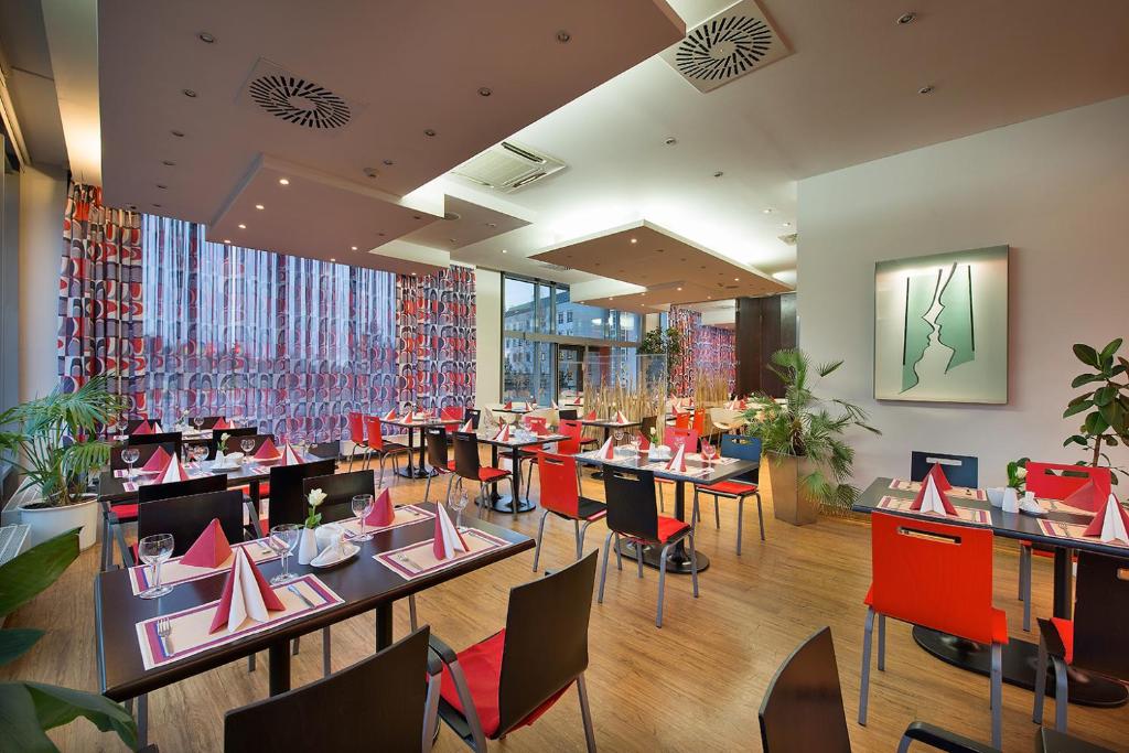 restauracja ze stołami i krzesłami w pokoju w obiekcie Rezidence Emmy w Pradze