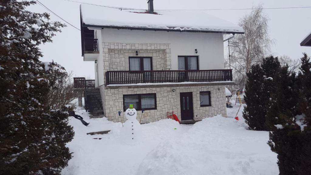 庫普雷斯的住宿－Apartmani Matko，前面有雪的房子