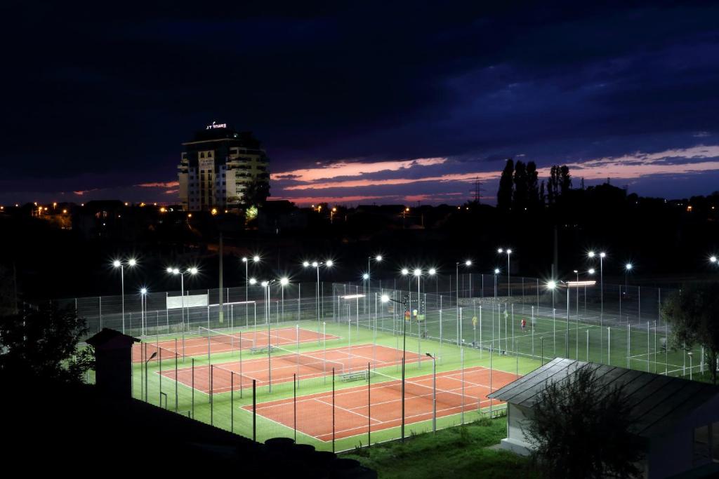 Tenis a/nebo squash v ubytování Arena Regia Hotel & Spa - Marina Regia Residence nebo okolí