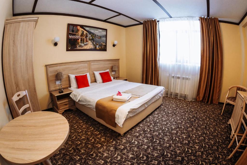 Habitación de hotel con cama y mesa en Kaufman Hotel en Moscú