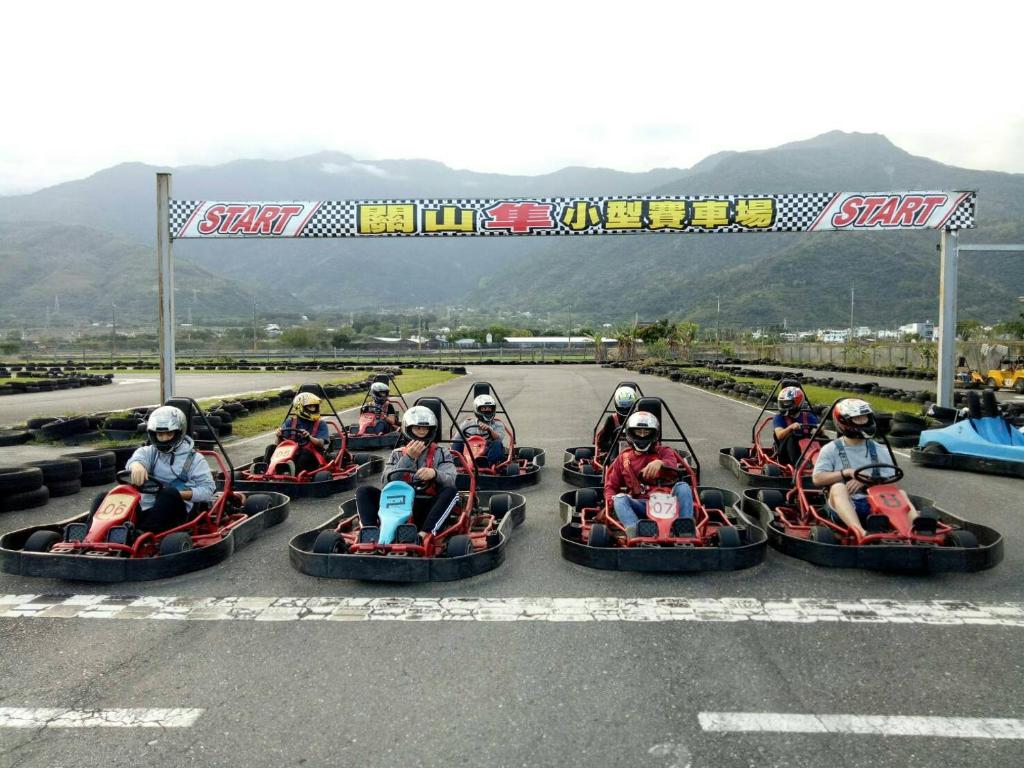 un grupo de personas montando en coches inflables en una pista de carreras en Guanshan Falcon, en Guanshan