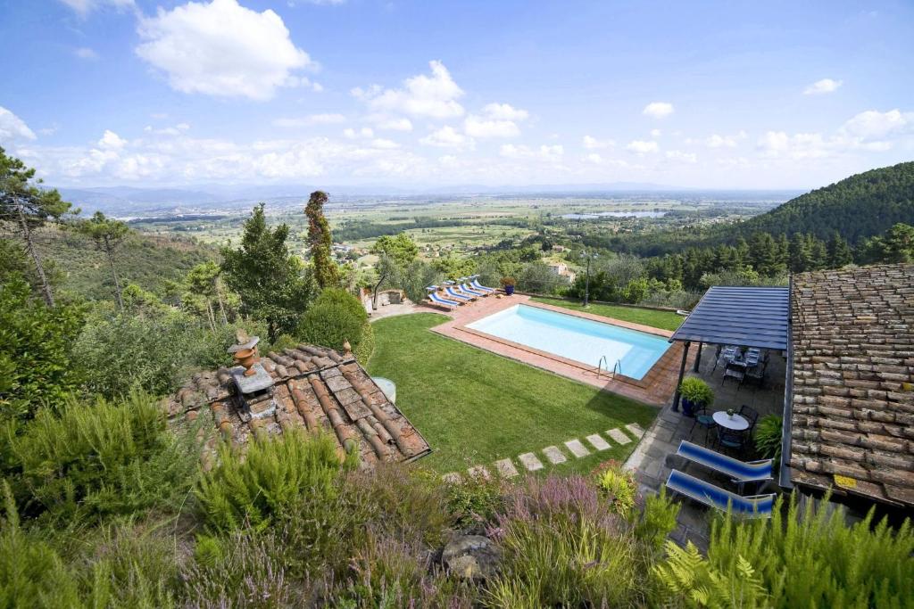 an aerial view of a house with a swimming pool at Villa Al Mennucci in Ruota