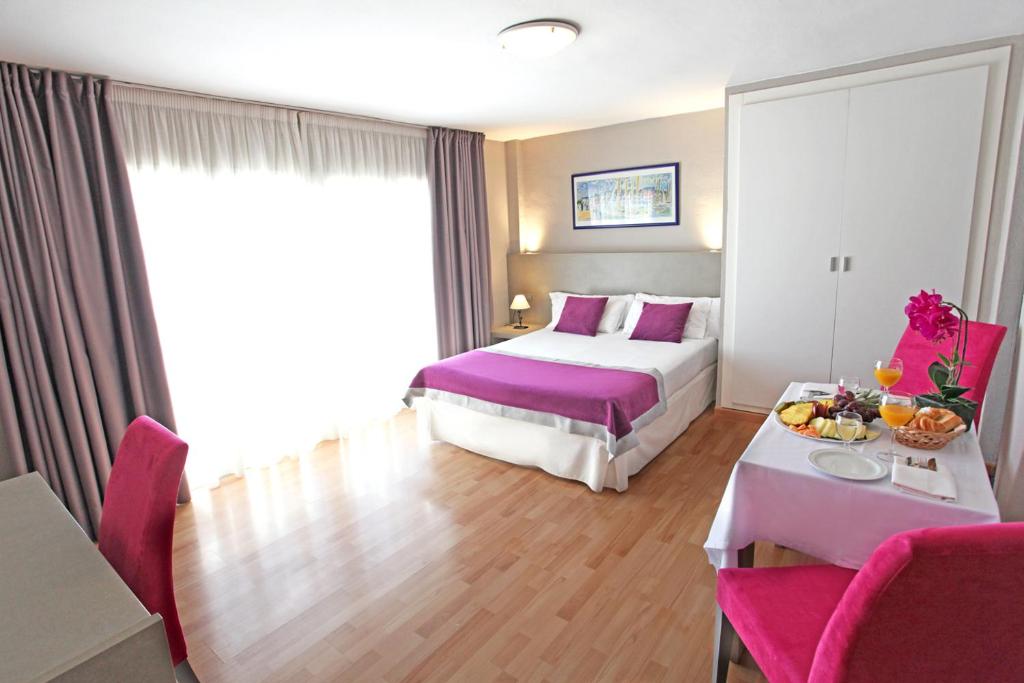 Postel nebo postele na pokoji v ubytování Hotel El Faro Marbella