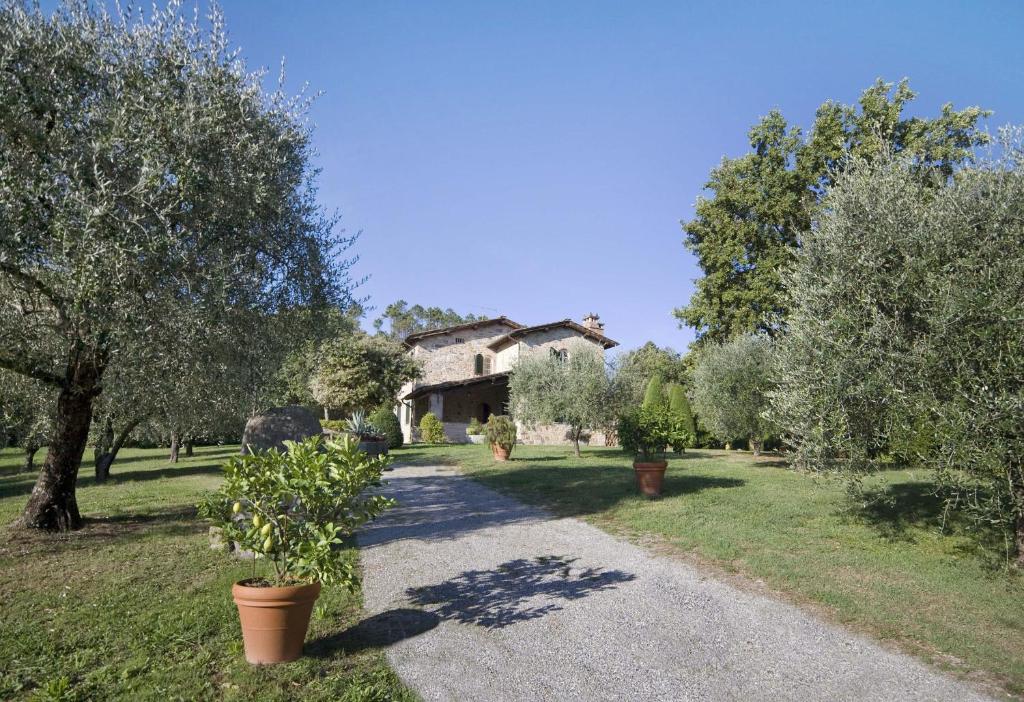un chemin devant une maison arborée dans l'établissement Villa Broccolo, à Capannori