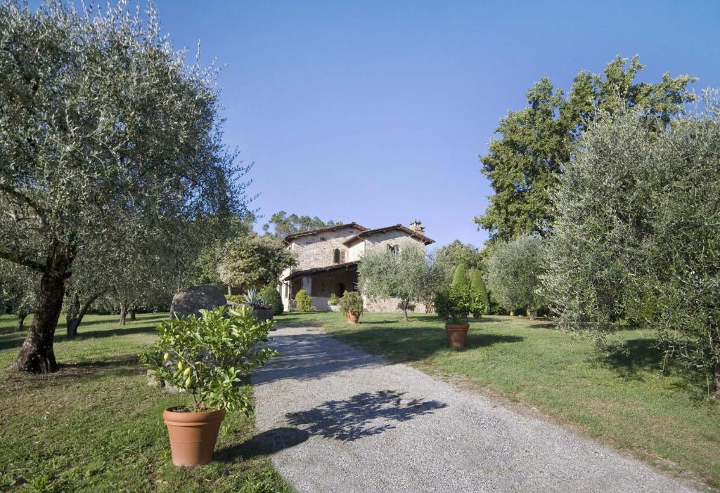 a path in front of a house with trees at Villa Broccolo in Capannori