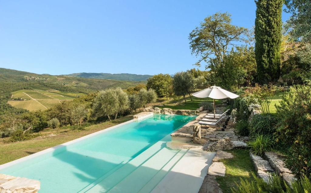 Изглед към басейн в Villa Camporempoli или наблизо