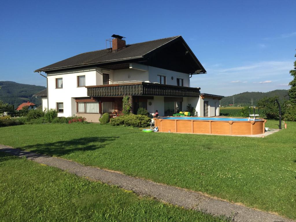 een huis met een zwembad in een tuin bij Ferienhaus Miklin in Bleiburg