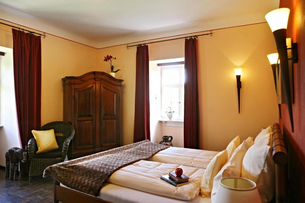 Postel nebo postele na pokoji v ubytování Rhön Hotel Waldcafé St. Georg