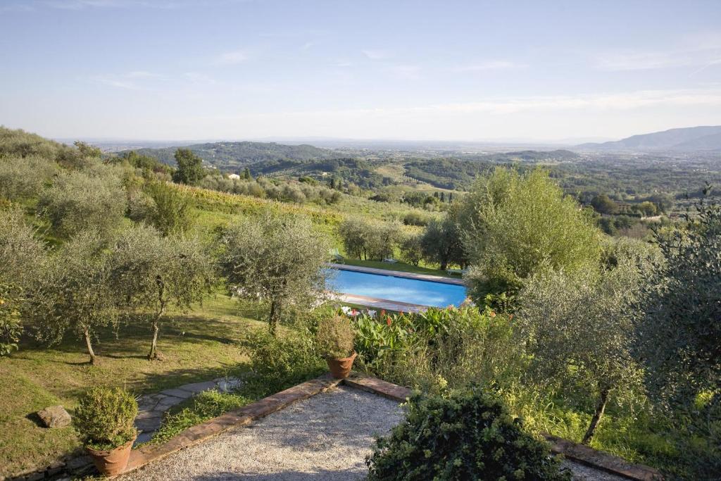 widok z góry na willę z basenem w ogrodzie w obiekcie Villa La Loggia w mieście Collodi