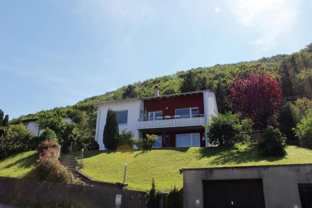a house sitting on top of a grassy hill at Panoramablick vom Obergeschoß in Geislingen an der Steige