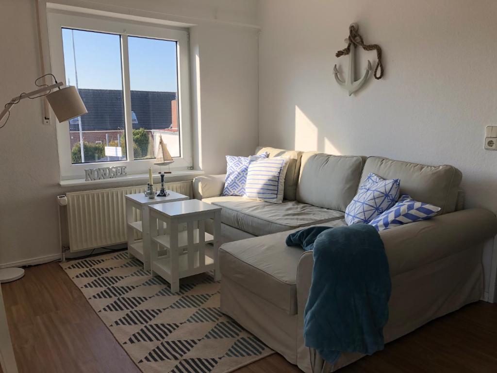 ein Wohnzimmer mit einem Sofa und einem Tisch in der Unterkunft Petine Langeoog in Langeoog