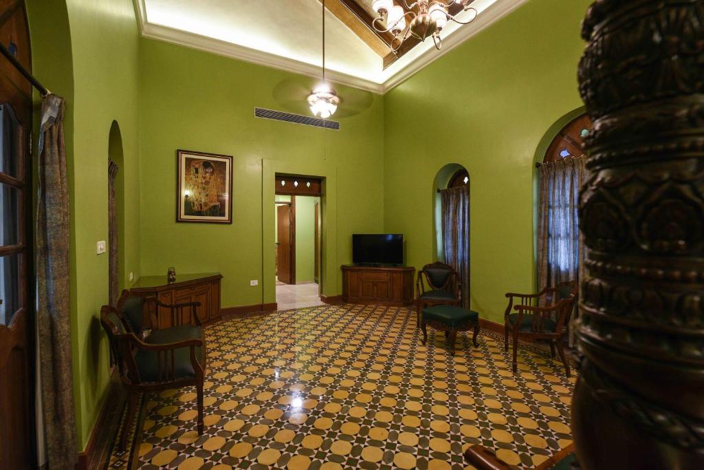 TV a/nebo společenská místnost v ubytování Surya Kiran Heritage Hotel