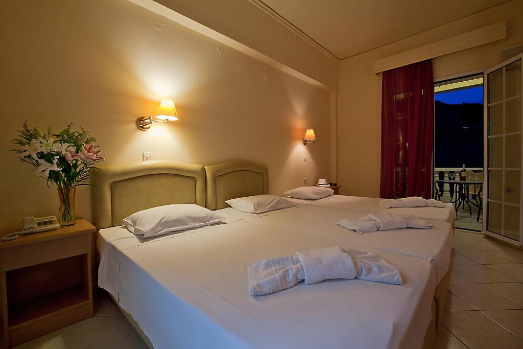 Postel nebo postele na pokoji v ubytování Epidavria Hotel
