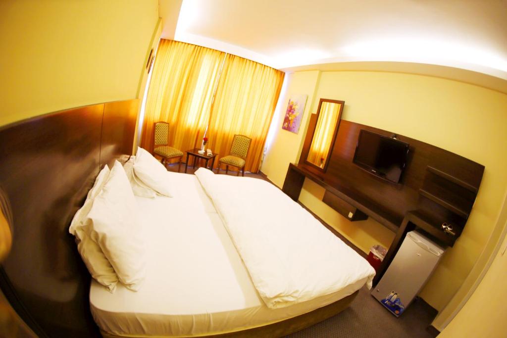 Postel nebo postele na pokoji v ubytování Le Marly Hotel