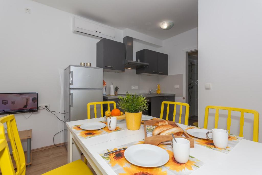 Kuchyňa alebo kuchynka v ubytovaní Apartment Dome